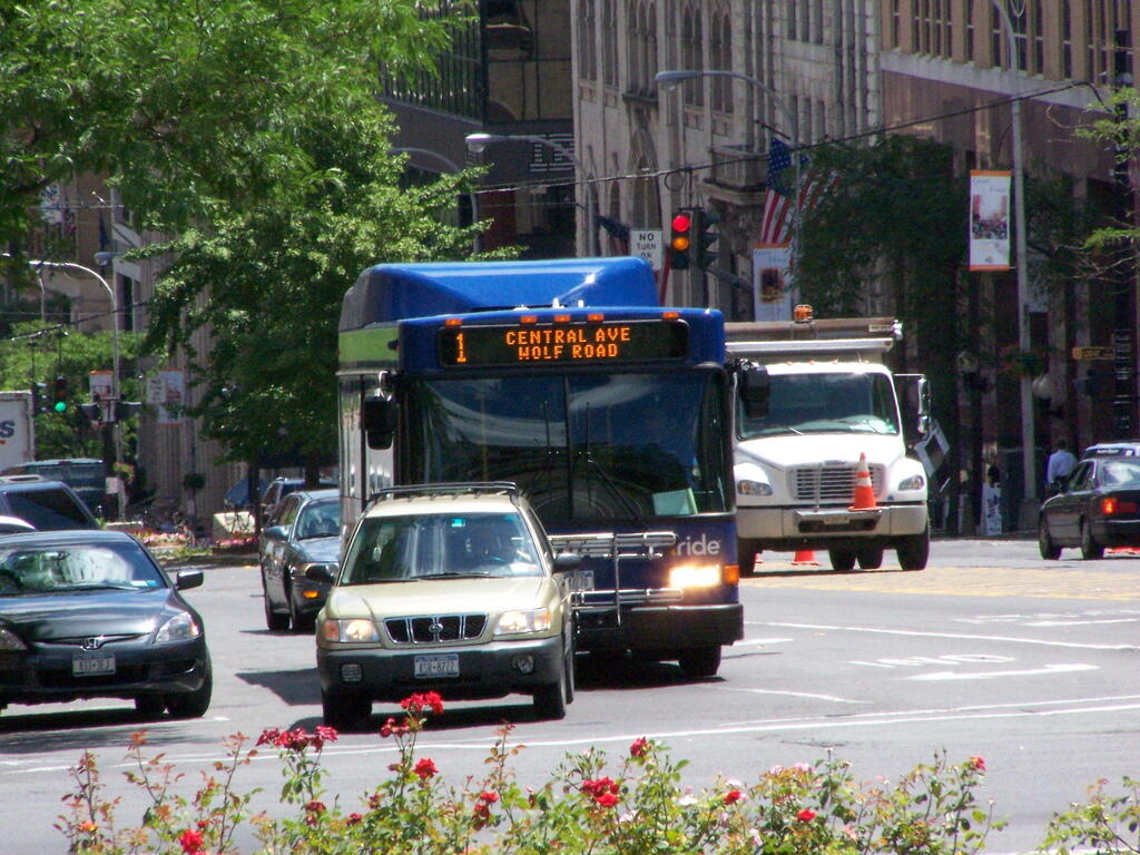 Photo: Hybrid Bus Photo: Hybrid Bus