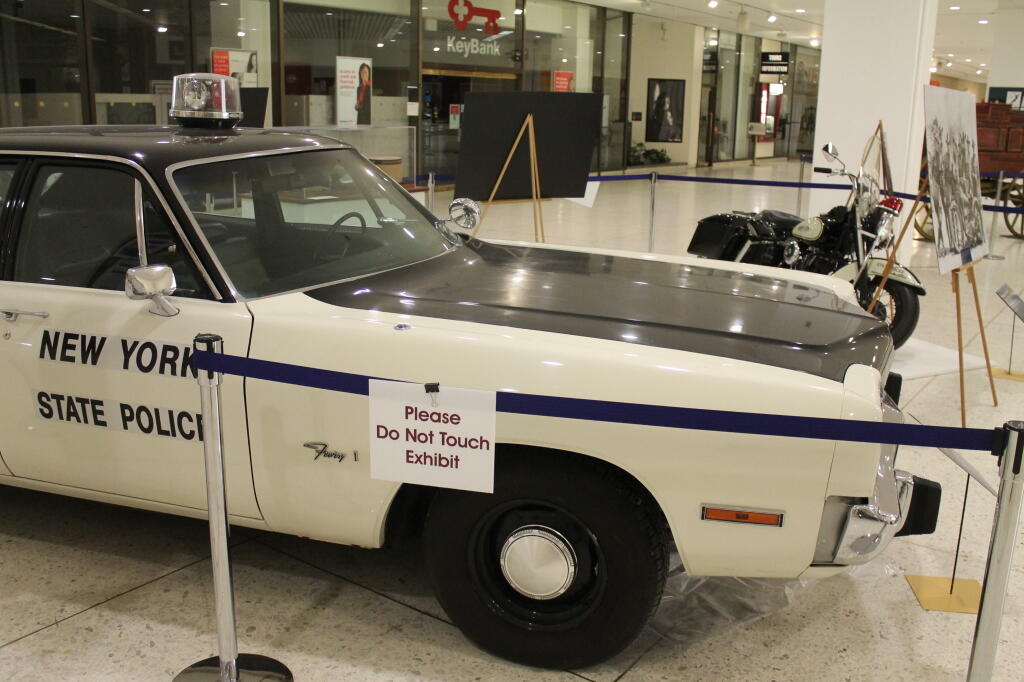 Photo: 1971 Plymouth Fury Police Cruiser (Side)