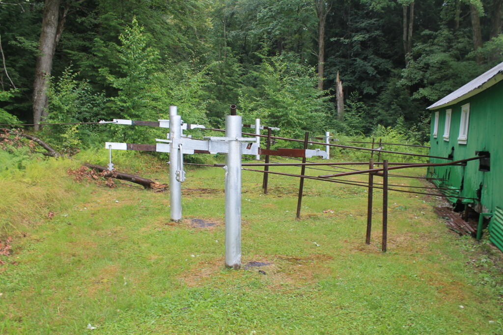 Photo: Power Rods Going to Wellheads Photo: Power Rods Going to Wellheads