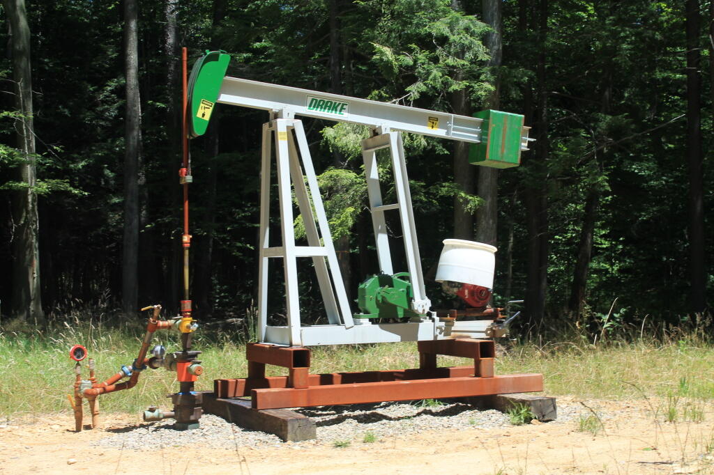Photo: Looks Like a Brand New Pump Jack