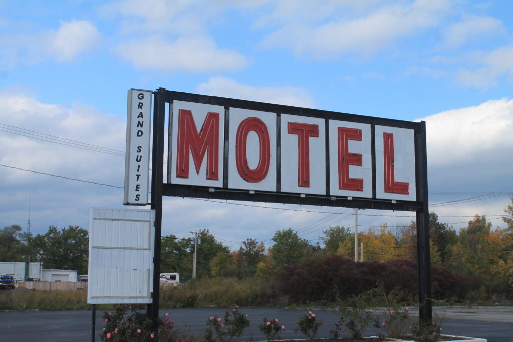 Photo: Grand Suite Motel Sign
