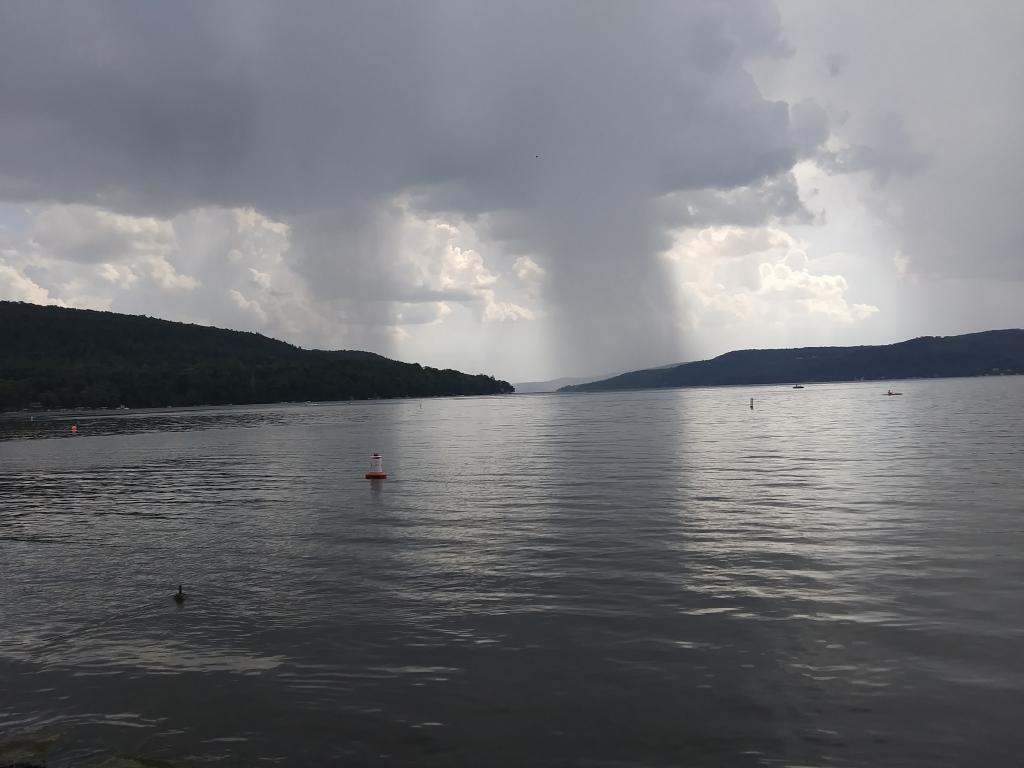 Photo: Thunderstorm rolls on ⛈